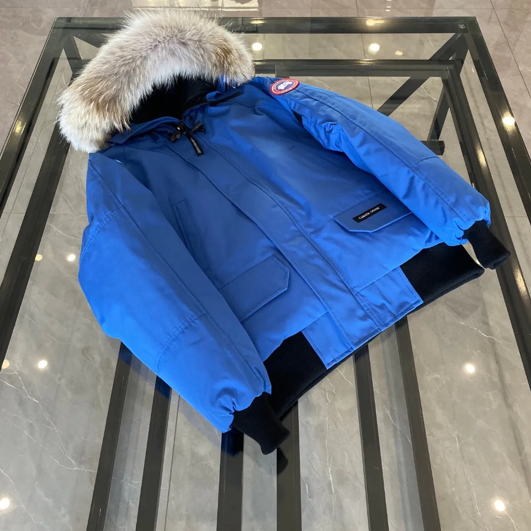 P760 Canada goose/Canada Goose 01 Couple Expedition Parka Down Jacket, authentic original version, you need to compare with the original to check it out at any time, all accessories are customized from the original factory 💯The softness and hardness of the fabric is compared with the original, and it can be restored by kneading at will (fabric misunderstanding: Fabrics with high hardness are not waterproof. Only when you buy the latest authentic version this year will you notice the softness and comfort of the fabric) 💯The down is synchronized with the authentic white duck down, fluffy and not lumpy. Electronically controlled velvet filling machine 💯Customized zippers with authentic YKK military-grade copper core zipper pullers, high hardness and no jamming 💯The fur collar is purchased from Western Canada coyote skin original customization 💯All workmanship and wiring are controlled by workers with more than ten years of experience. They must be horizontal and vertical, and are not allowed to twist. The inner wiring density is more sophisticated. Feel free to compare 💯Big goose label Collar label Washed label Hangtag Zipper cord Pocket label Back label, collar velvet, Velcro fasteners, cuffs, all details are updated simultaneously with genuine products. The best version, the most complete color matching, all kinds of battle products. Color: off-white, black, charcoal gray, navy blue, red, blue. Size: XS-XXL